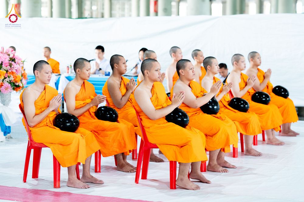 ภาพ No.336055:วันที่ 20 มิถุนายน พ.ศ. 2569 พิธีตักบาตรฉลองพระใหม่ โครงการอุปสมบทธรรมทายาทอุดมศึกษา รุ่นที่ 53