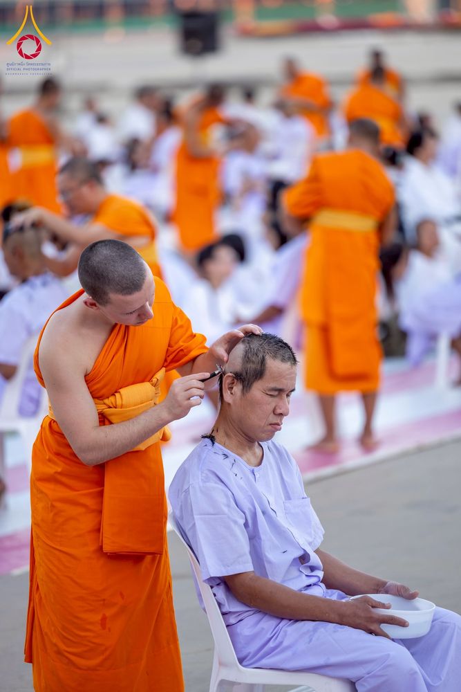 ภาพ No.274787:วันอาทิตย์ที่ 30 พฤศจิกายน พ.ศ. 2568 พิธีปลงผม โครงการอุปสมบทบูชาธรรมมหาปูชนียาจารย์ ปี 2568 ณ ลานธรรมพระมหาธรรมกายเจดีย์ ฝั่งทิศตะวันตก ระหว่างวิหารคดหมายเลข 8 และ 9 วัดพระธรรมกาย