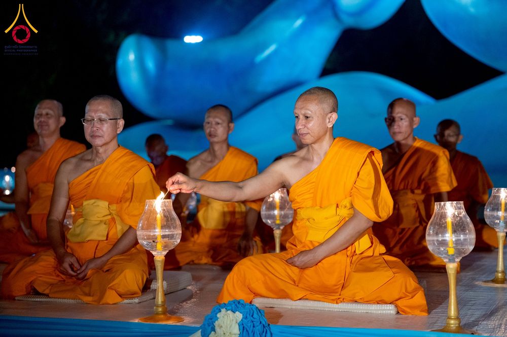 ภาพ No.266140:วันพุธที่ 5 พฤศจิกายน พ.ศ. 2568 (วันพระ ขึ้น 15 ค่ำ เดือน 12) พิธีจุดประทีปโคมลาน, โคมลอย และลอยกระทง ถวายประทีปเป็นพุทธบูชา สร้างความสว่างไสวให้กับแผ่นดินด้วยแสงธรรม ณ พุทธอุทยานนานาชาติ จังหวัดหนองคาย