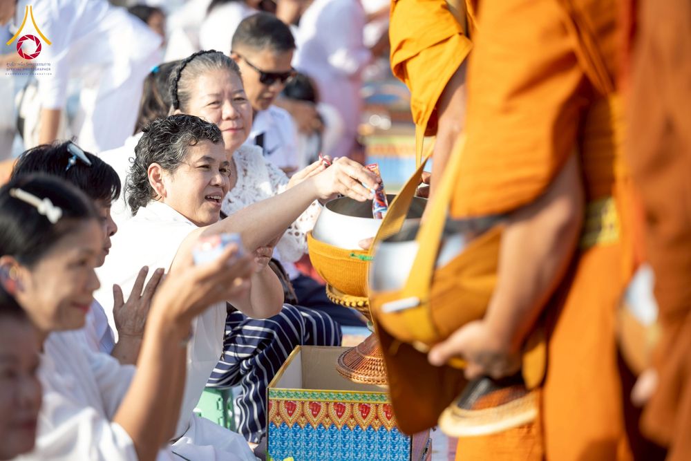 ภาพ No.250577:วันพุธที่ 8 ตุลาคม พ.ศ. 2568 พิธีตักบาตรเทโวโรหณะ ณ ลานธรรมปทุมรัตน์ธรรมเจดีย์ พุทธอุทยานนานาชาติ อ.โพนพิสัย จ.หนองคาย