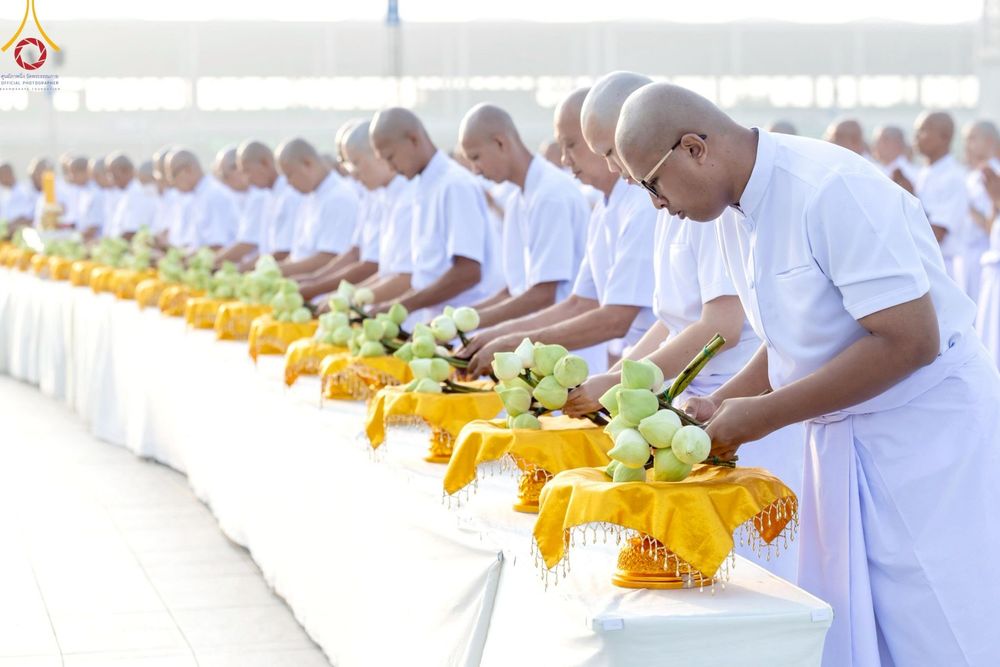 ภาพ No.216988:วันเสาร์ที่ 12 เมษายน พ.ศ. 2568 พิธีเวียนประทักษิณรอบพระมหาธรรมกายเจดีย์  พิธีวันทาเจดีย์ พิธีขอขมาและมอบผ้าไตร ในโครงการอุปสมบทหมู่ บูชาธรรมหลวงพ่อธัมมชโย, โครงการธรรมทายาท ระดับอุดมศึกษา รุ่นที่ 52 ,  โครงการบวชพระนานาชาติ AEC & WAB CEO รุ่นที่ 4 , ณ ว