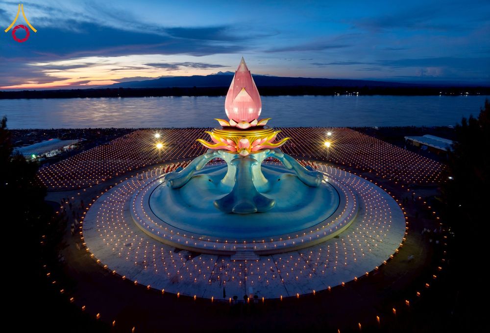 ภาพ No.250486:วันอังคารที่ 7 ตุลาคม พ.ศ. 2568 พิธีจุดประทีปบูชาพระรัตนตรัย ณ ลานธรรมปทุมรัตน์ธรรมเจดีย์ พุทธอุทยานนานาชาติ อ.โพนพิสัย จ.หนองคาย