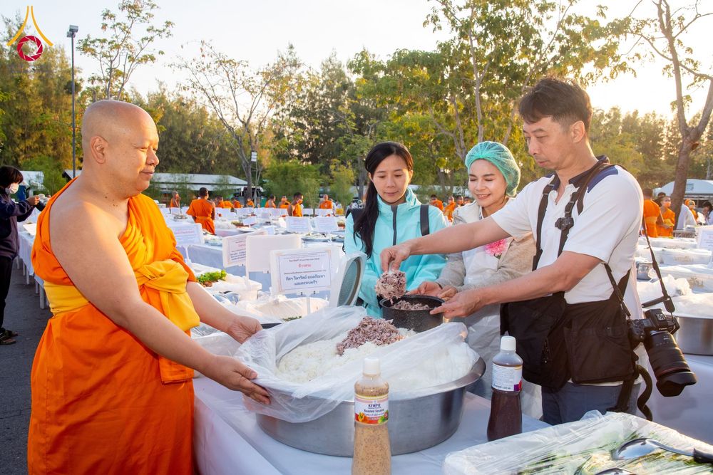 ภาพ No.193755:สาธุชนถวายภัตตาหารเป็นสังฆทาน แด่พระธรรมยาตรา ณ อนุสรณ์สถานมหาวิหารพระมงคลเทพมุนี (โลตัสแลนด์) อ.สองพี่น้อง จ.สุพรรณบุรี ในโครงการธรรมยาตรา กตัญญูบูชา มหาปูชนียาจารย์ พระมงคลเทพมุนี(สด จนฺทสโร) พระผู้ปราบมาร ปีที่ 13 วันที่ 12 มกราคม พ.ศ.2568