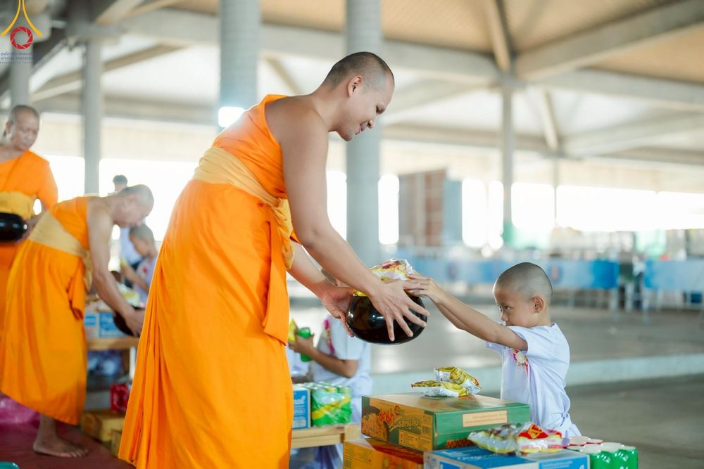 ภาพ No.214629:วันศุกร์ที่ 4 เมษายน พ.ศ.2568 นาคธรรมทายาทตักบาตรพระพี่เลี้ยง ในโครงการบรรพชาสามเณร ฟื้นฟูพระพุทธศาสนาทั่วไทย ณ วิหารคด 22 วัดพระธรรมกาย