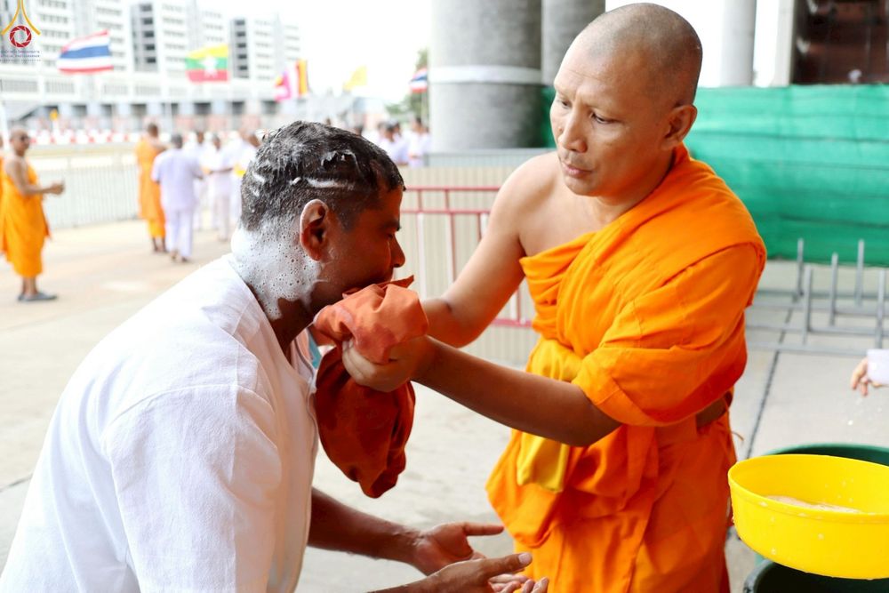 ภาพ No.230815:วันที่ 28 มิถุนายน พ.ศ. 2568 พิธีตัดปอยผมและปลงผม โครงการบวชพระนานาชาติ AEC & WAB รุ่นที่ 9 ณ วิหารคด 2 วัดพระธรรมกาย