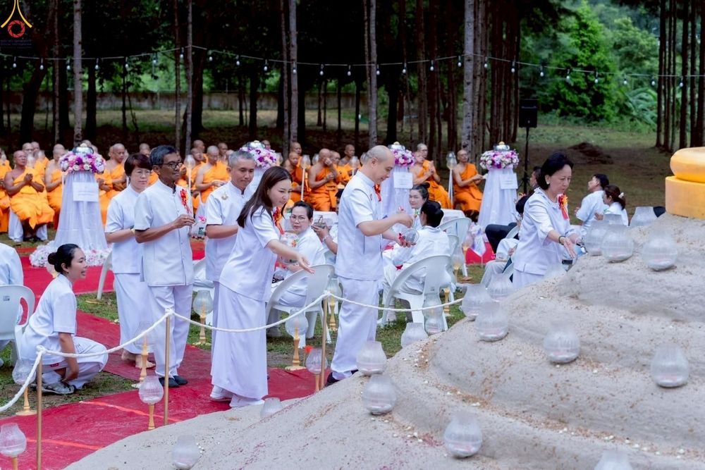 ภาพ No.238383:วันเสาร์ที่ 9 สิงหาคม พ.ศ. 2568 พิธีกลั่นแผ่นดิน โปรยทราย และจุดประทีปถวายเป็นพุทธบูชา จ.ระยอง สถาปนาองค์พระเจดีย์เพื่อสร้างสันติภาพโลก ณ ศูนย์ปฏิบัติธรรมระยอง(บ้านช่องลม) ต.บางบุตร อ.บ้านค่าย จ.ระยอง