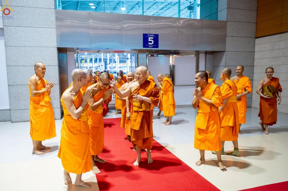 ภาพ No.233805:วันเสาร์ที่ 19 กรกฎาคม พ.ศ.2568 วันมหารำลึก ครั้งที่ 35 พิธีรำลึกถึงนักสร้างบารมี , พิธีสวดพระพุทธมนต์ , พิธีทอดผ้าบังสกุลและถวายไทยธรรม วัดพระธรรมกาย