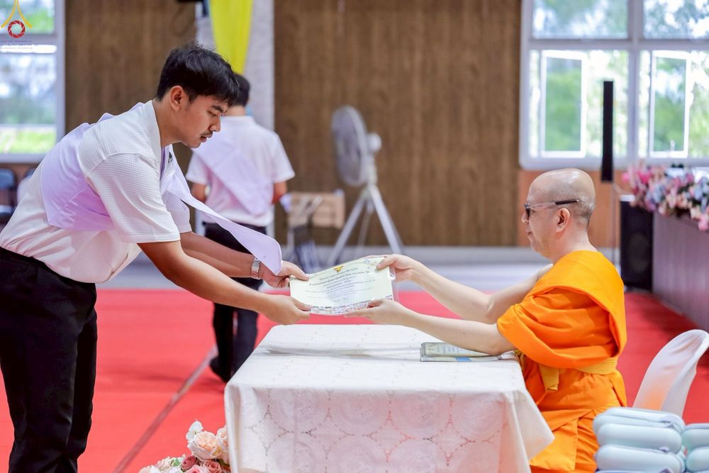 ภาพ No.249110:วันที่ 26-28 กันยายน พ.ศ. 2568 โครงการอบรม อุบาสกแก้ว อุบาสิกาแก้ว รุ่นที่ 3  ณ ศูนย์ปฏิบัติธรรมสมุทรปราการ ได้รับความเมตตาจากคณะสงฆ์ในพื้นที่  รวมถึงผู้บริหารสถานศึกษา ที่นำนักเรียนระดับมัธยมปลาย  มารับฟังข้อมูลเพื่อที่จะเป็นกำลังสำคัญ ในการเข้าร่วมขบวน