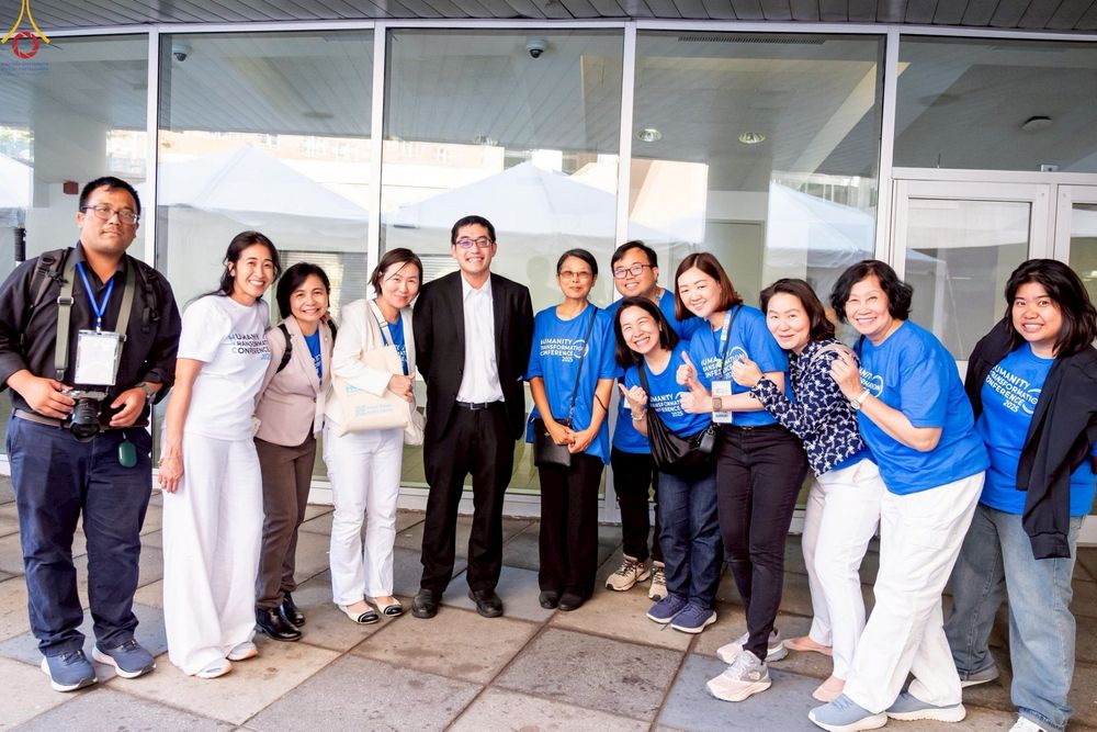 ภาพ No.249794:วันอาทิตย์ที่ 28 กันยายน พ.ศ. 2568 การปฏิบัติธรรมบูชาธรรม 108 ปี แห่งการบรรลุธรรมของหลวงปู่วัดปากน้ำ ได้จุดประทีปสันติภาพไปทั่วโลก และได้ร่วมเสวนาทางปัญญา เพื่อการขยายพระพุทธศาสนาวิชชาธรรมกายไปทั่วโลก  ในงาน HTC Newyork USA