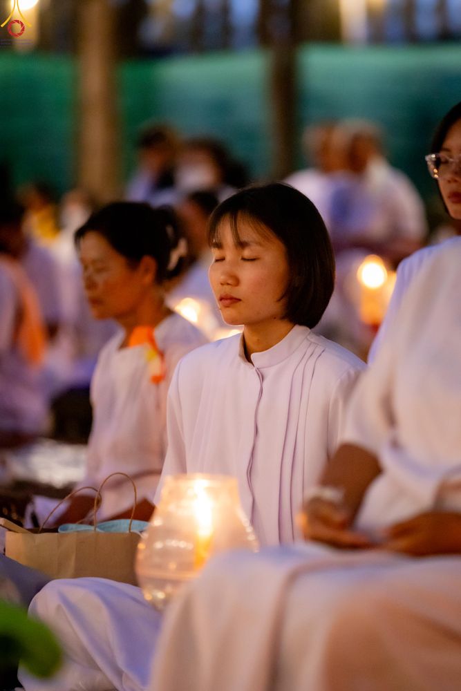 ภาพ No.290202:วันที่ 6 มกราคม พ.ศ. 2569 พิธีจุดประทีปถวายเป็นพุทธบูชา และบูชาธรรมมหาปูชนียาจารย์ (ภาพชุดที่ 2) ณ อนุสรณ์สถานมหาวิหารพระมงคลเทพมุนี (โลตัสแลนด์) อ.สองพี่น้อง จ.สุพรรณบุรี ในโครงการธรรมยาตรา กตัญญูบูชา มหาปูชนียาจารย์ พระมงคลเทพมุนี(สด จนฺทสโร) พระผู้ปรา