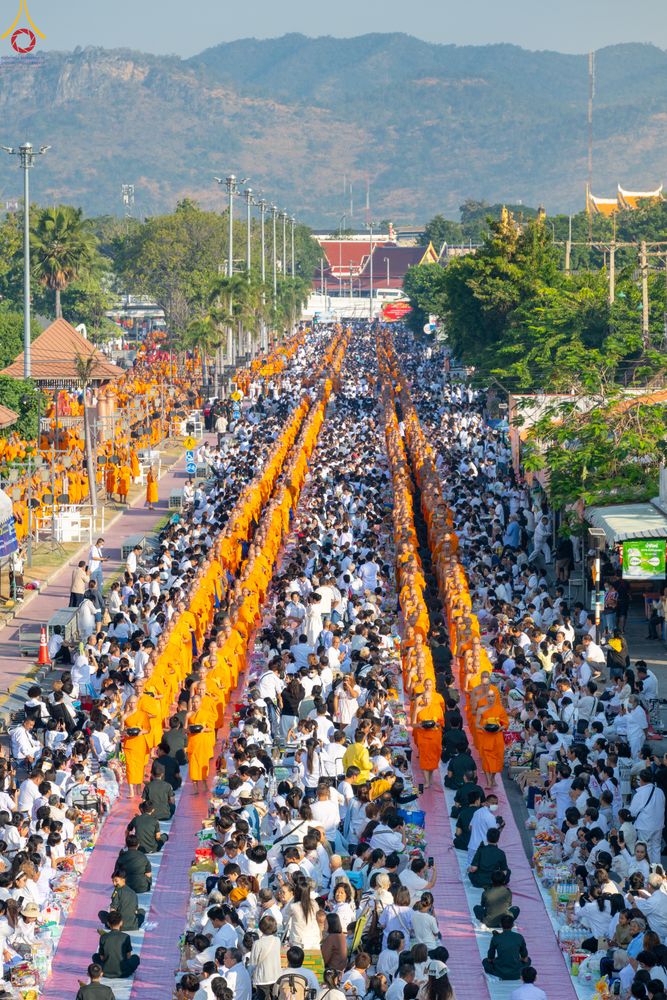 ภาพ No.282690:วันเสาร์ที่ 20 ธันวาคม พ.ศ.2568 พิธีตักบาตรพระ 10,000 รูป (ชุด 2) เนื่องในโอกาส 194 ปี จังหวัดกาญจนบุรี และอุทิศส่วนกุศลให้แด่บรรพชนทั้งหลาย บริเวณถนนสองแคว (Skywalk) เมืองกาญจนบุรี