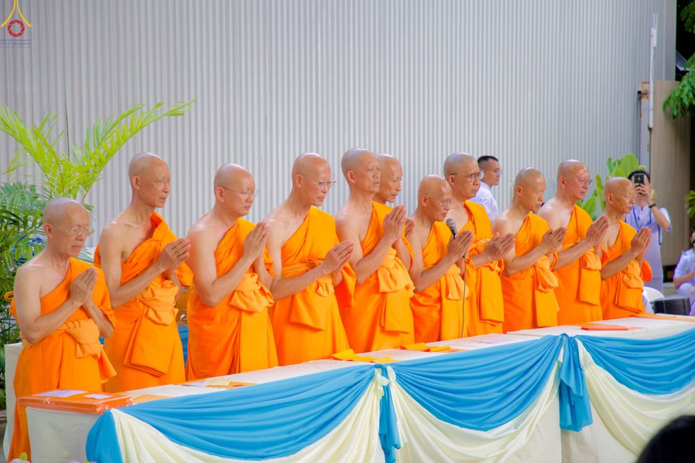 ภาพ No.330934:วันวิสาขบูชา อาทิตย์ที่ 31 พฤษภาคม พ.ศ.2569 พิธีบรรพชาสามเณรอุบาสก 11 ท่าน , พิธีถวายบาตรผ้าไตร และจตุปัจจัยไทยธรรม แด่สามเณร , พิธีอุปสมบทอุทิศชีวิต , พิธีกล่าวคำกัปปิยภัณฑ์  ณ อุโบสถพระไตรปิฎก วัดพระธรรมกาย จังหวัดปทุมธานี