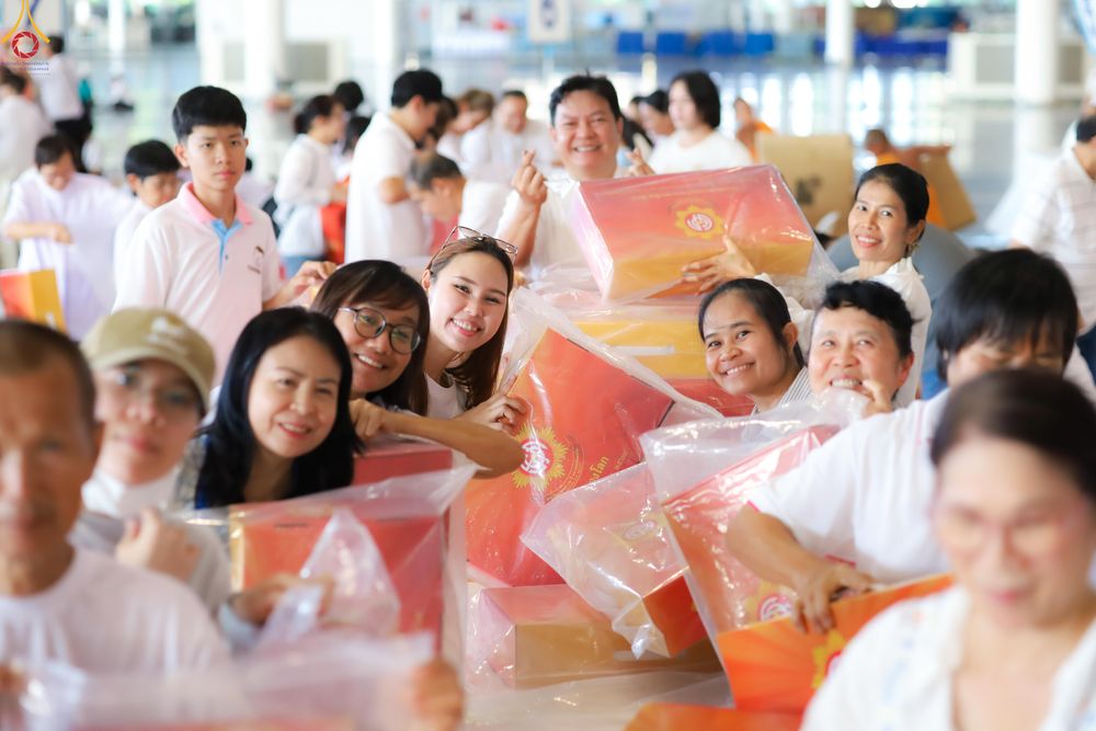 ภาพ No.321994:วันที่ 12 -13 เมษายน พ.ศ.2569 การเตรียมกล่องไทยธรรม + การขนย้ายเก้าอี้ เพื่องานถวายมหาสังฆทาน 40,000 กว่าวัดทั่วประเทศ วันคุ้มครองโลก 22 เมษายน พ.ศ.2569 วัดพระธรรมกาย