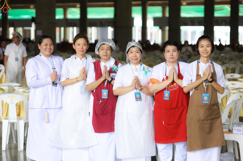 ภาพ No.325686:วันที่ 22 เมษายน พ.ศ.2569(วันคุ้มครองโลก) งานถวายมหาสังฆทาน 40,000 กว่าวัดทั่วประเทศ เจ้าหน้าที่ สาธุชน ร่วมใจจัดเตรียมภัตตาหารเพล (ชุด 2)