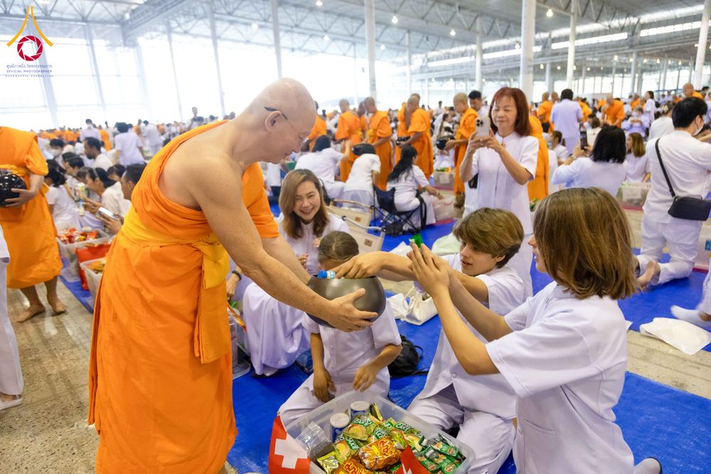 ภาพ No.308492:วันที่ 1 กุมภาพันธ์ พ.ศ. 2569 พิธีตักบาตรข้าวสารอาหารแห้ง ณ บ้านแก้วเรือนทองคุณยาย สภาธรรมกายสากล วัดพระธรรมกาย