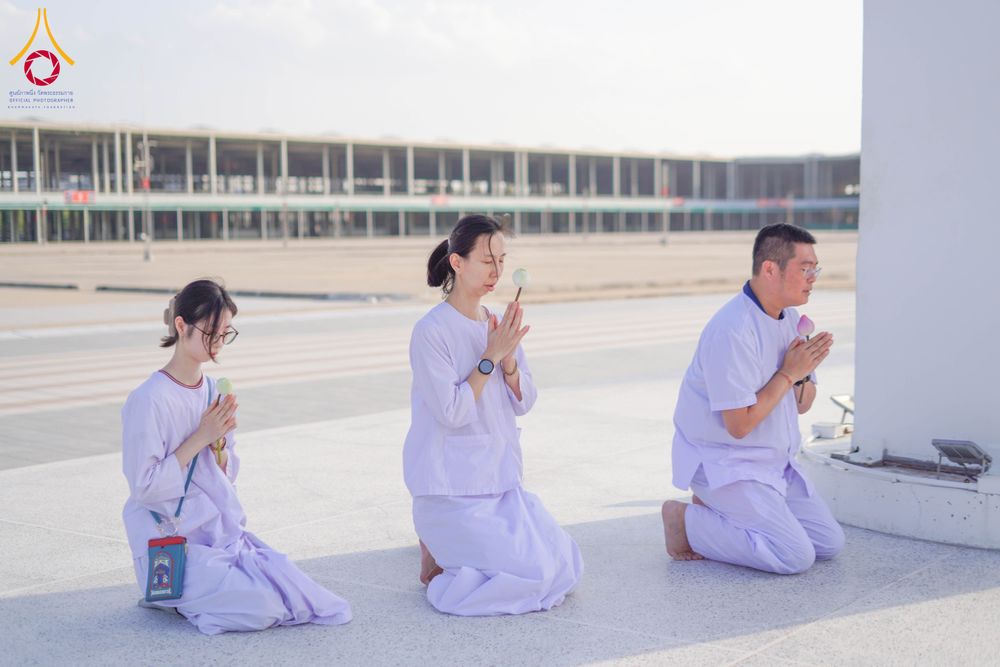 ภาพ No.340409:วันที่  12 - 22 กรกฎาคม พ.ศ.2569 ชาวต่างชาติจากประเทศกัวเตมาลา รัสเซีย เซอร์เบีย เยอรมัน อเมริกา สเปน สิงคโปร์ และศรีลังกา  เยี่ยมชมวัด เรียนรู้วิธีการนั่งสมาธิ และกราบสักการะพระมหาธรรมกายเจดีย์ ณ วัดพระธรรมกาย