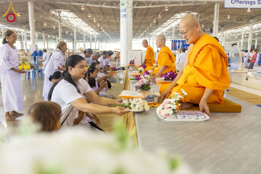 ภาพ No.256939:วันที่ 5 ตุลาคม พ.ศ. 2568 พิธีตักบาตร ข้าวสารอาหารแห้ง ณ บ้านแก้วเรือนทองคุณยายฯ สภาธรรมกายสากล วัดพระธรรมกาย