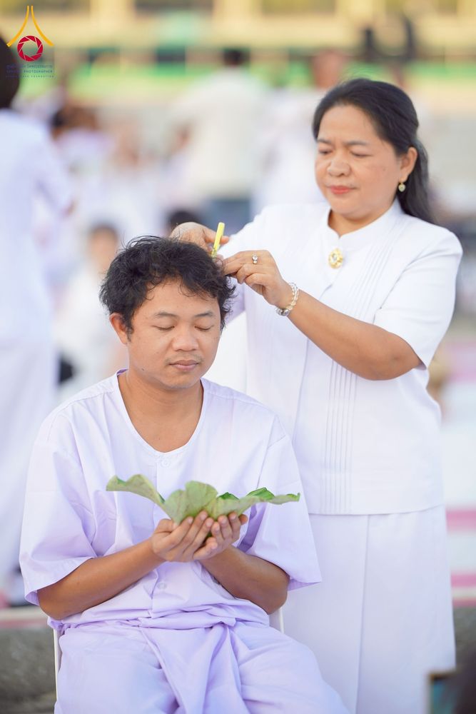 ภาพ No.274722:วันอาทิตย์ที่ 30 พฤศจิกายน พ.ศ. 2568 พิธีปลงผม โครงการอุปสมบทบูชาธรรมมหาปูชนียาจารย์ ปี 2568 ณ ลานธรรมพระมหาธรรมกายเจดีย์ ฝั่งทิศตะวันตก ระหว่างวิหารคดหมายเลข 8 และ 9 วัดพระธรรมกาย