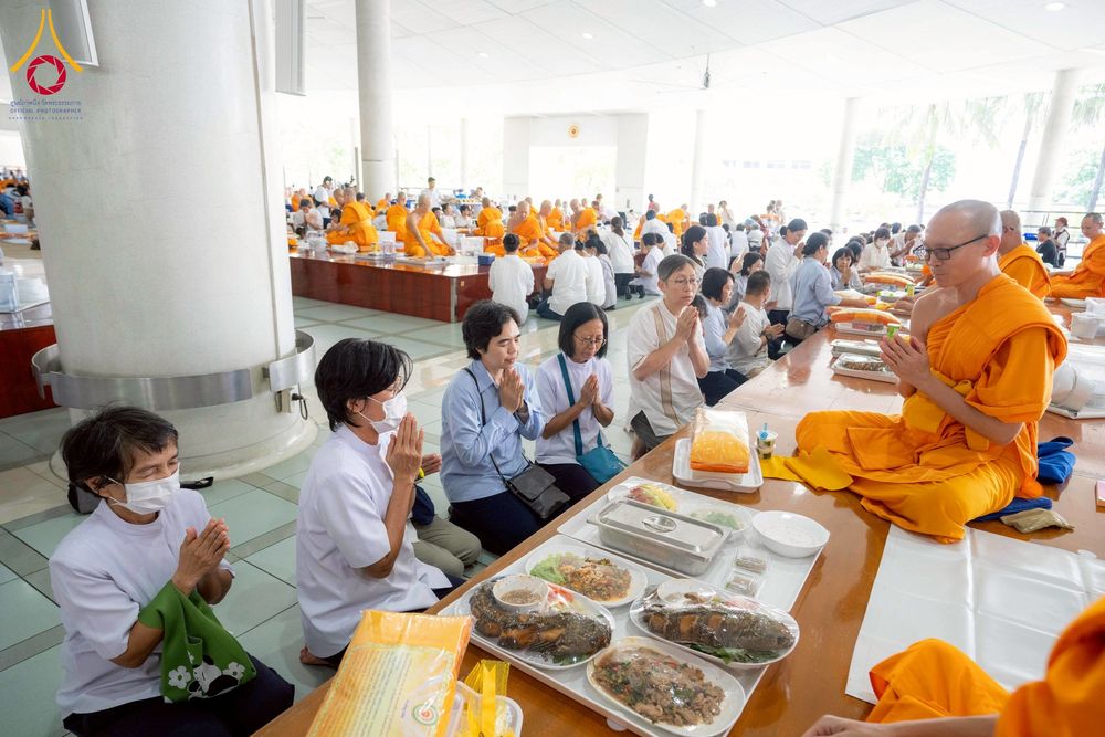 ภาพ No.263020:วันที่ 21 ตุลาคม พ.ศ. 2568 (วันพระ แรม 14 ค่ำ เดือน 11) พิธีบุพเปตพลี ครั้งที่ 171 ร่วมอุทิศบุญแด่หมู่ญาติที่ล่วงลับไปแล้ว และสืบทอดอายุพระพุทธศาสนา ณ หอฉันคุณยายอาจารย์ฯ วัดพระธรรมกาย