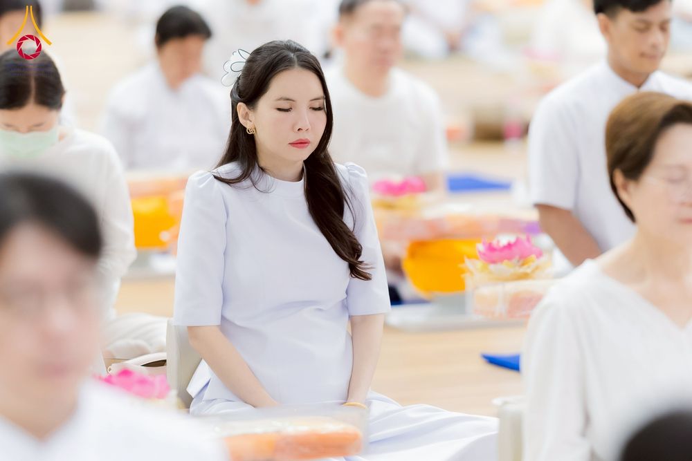 ภาพ No.270575:วันอาทิตย์ที่ 16 พฤศจิกายน พ.ศ. 2568 ถวายกองทุนโครงการอุปสมบทหมู่ 3,000 รูปทั่วไทย  รุ่นบูชาธรรมมหาปูชนียาจารย์ ณ ห้องแก้วสารพัดนึก 2 สภาธรรมกายสากล วัดพระธรรมกาย