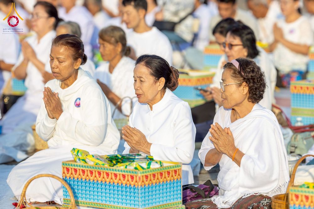 ภาพ No.250514:วันพุธที่ 8 ตุลาคม พ.ศ. 2568 พิธีตักบาตรเทโวโรหณะ ณ ลานธรรมปทุมรัตน์ธรรมเจดีย์ พุทธอุทยานนานาชาติ อ.โพนพิสัย จ.หนองคาย