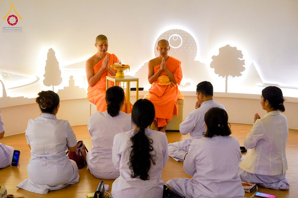 ภาพ No.327654:วันที่ 1-6 พฤษภาคม พ.ศ.2569 ต้อนรับชาวต่างชาติ พระภิกษุ คณะชาวเมียนมาร์  อุบาสิกาชาวอินเดีย เยี่ยมชมวัดพระธรรมกายและสักการะพระมหาธรรมกายเจดีย์