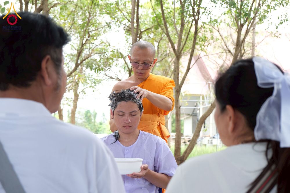 ภาพ No.277901:พิธีตัดปอยผมและปลงผมนาคธรรมทายาท พิธีขอขมาผู้ปกครอง ณ ศูนย์อบรมเยาวชนนครปฐม จ.นครปฐม และพิธีมอบบาตร ผ้าไตร นาคธรรมทายาท พิธีบรรพชา อุปสมบทหมู่ ณ วัดลาดหญ้าไทร จ.นครปฐม