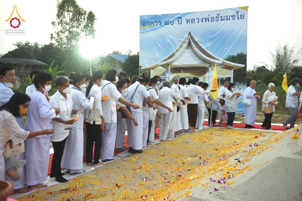 ภาพ No.76475:พิธีกลั่นแผ่นดิน โปรยดอกไม้ ขนทรายเข้าศูนย์ เพื่อสร้างอาคารปฏิบัติธรรม 80 ปี หลวงพ่อธัมมชโย  ณ ศูนย์ปฏิบัติธรรมวิหารแดง ตำบลเจริญธรรม อำเภอวิหารแดง จ.สระบุรี วันอาทิตย์ที่ 19 กุมภาพันธ์ พ.ศ. 2566