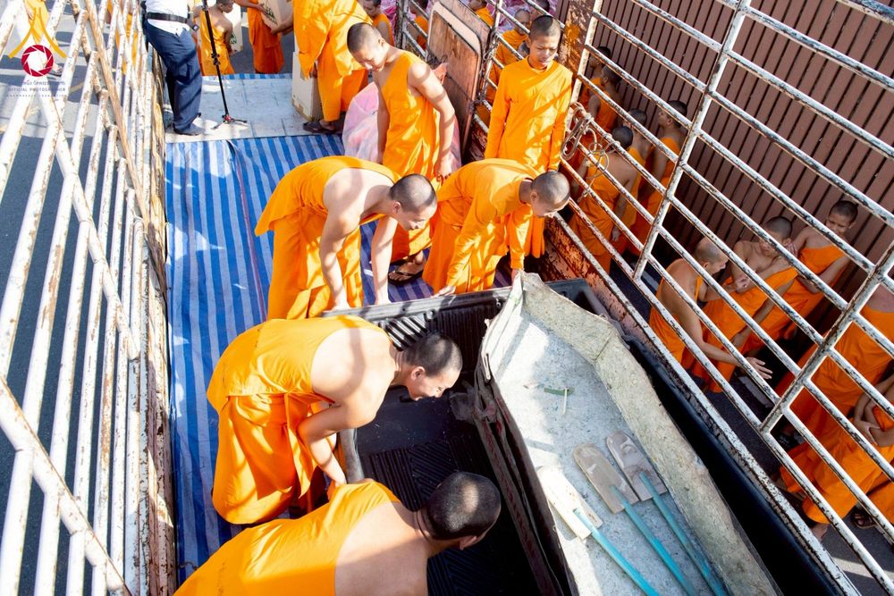 ภาพ No.273648:วันที่ 27 พฤศจิกายน พ.ศ. 2568 คณะศิษยานุศิษย์วัดพระธรรมกาย มูลนิธิธรรมกาย มอบอาหารและสิ่งของความช่วยเหลือให้พี่น้องชาวใต้ ผู้ประสบอุทกภัยน้ำท่วม