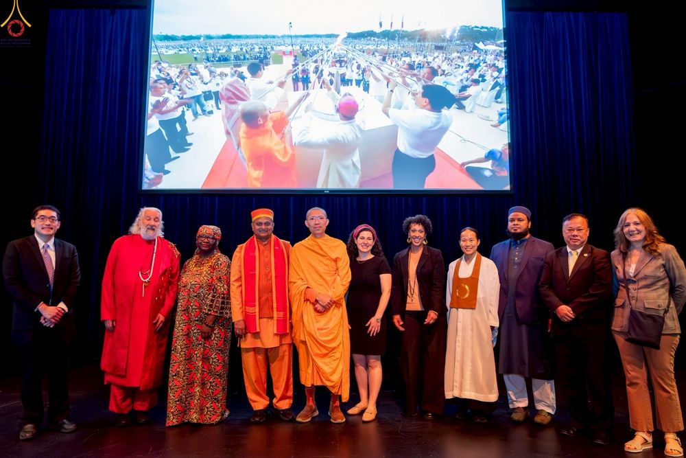 ภาพ No.249740:วันอาทิตย์ที่ 28 กันยายน พ.ศ. 2568 การปฏิบัติธรรมบูชาธรรม 108 ปี แห่งการบรรลุธรรมของหลวงปู่วัดปากน้ำ ได้จุดประทีปสันติภาพไปทั่วโลก และได้ร่วมเสวนาทางปัญญา เพื่อการขยายพระพุทธศาสนาวิชชาธรรมกายไปทั่วโลก  ในงาน HTC Newyork USA