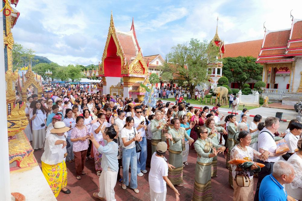 ภาพ No.260364:วันที่ 19 ตุลาคม พ.ศ. 2568 พิธีทอดกฐินสามัคคีทั่วไทย 30,000 วัด โดยคณะศิษยานุศิษย์ บูชาธรรม 81 ปี หลวงพ่อธัมมชโย ณ วัดไชยธาราราม ต.ฉลอง อ.เมืองภูเก็ต จ.ภูเก็ต