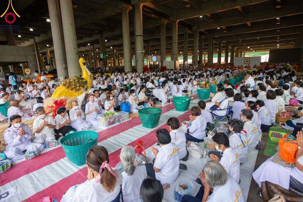 ภาพ No.115444:พิธีตักบาตรฉลองพระใหม่ ในโครงการอุปสมบทหมู่บูชาธรรม 115 ปี คุณยายอาจารย์มหารัตนอุบาสิกาจันทร์ ขนนกยูง วันที่ 19  มกราคม พ.ศ. 2567 ณ มหารัตนวิหารคด วัดพระธรรมกาย