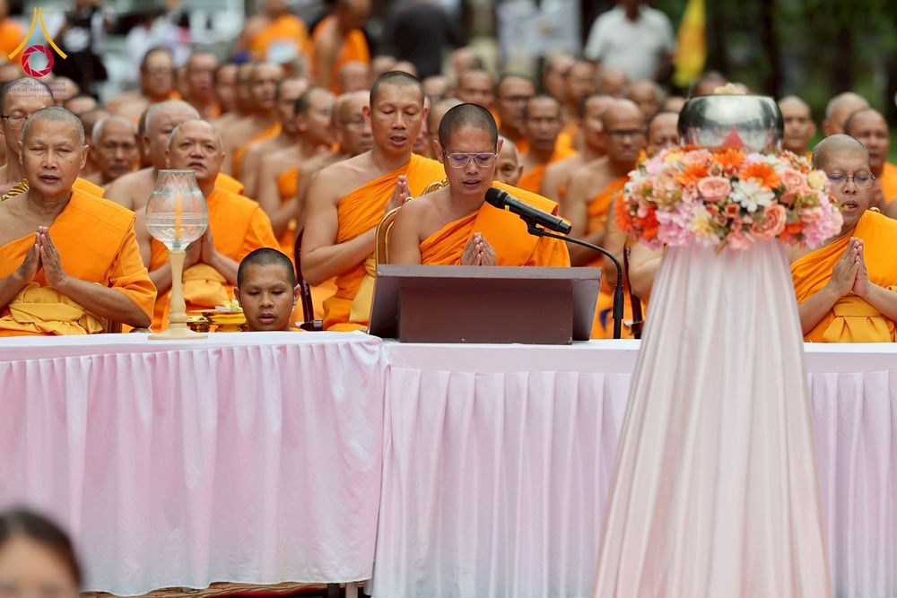 ภาพ No.261857:วันที่ 14 ตุลาคม พ.ศ. 2568 พิธีกลั่นแผ่นดิน โปรยทรายตอกเสาเข็มมหามงคลต้นแรก  สร้างองค์พระเจดีย์และจุดประทีปถวายเป็นพุทธบูชา ณ ศูนย์ปฏิบัติธรรมชัยนาท ต.ธรรมามูล อ.ชัยนาท จ.ชัยนาท