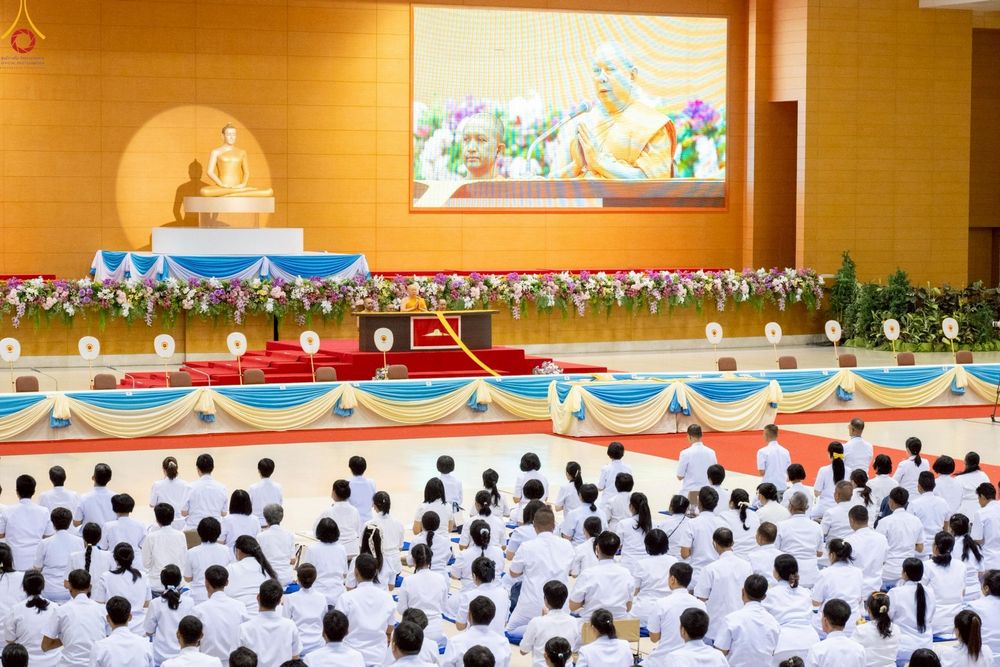 ภาพ No.233742:วันเสาร์ที่ 19 กรกฎาคม พ.ศ.2568 วันมหารำลึก ครั้งที่ 35 พิธีรำลึกถึงนักสร้างบารมี , พิธีสวดพระพุทธมนต์ , พิธีทอดผ้าบังสกุลและถวายไทยธรรม วัดพระธรรมกาย