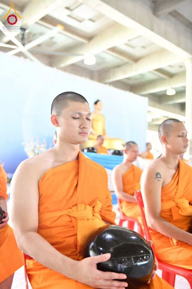 ภาพ No.256639:วันที่ 11 ตุลาคม พ.ศ. 2568 พิธีตักบาตรฉลองพระใหม่  โครงการอุปสมบทบูชาธรรม 141 ปี  พระมงคลเทพมุนี (สด จนฺทโร) ผู้ค้นพบวิชชาธรรมกาย ณ มหาวิหารคด 9 วัดพระธรรมกาย