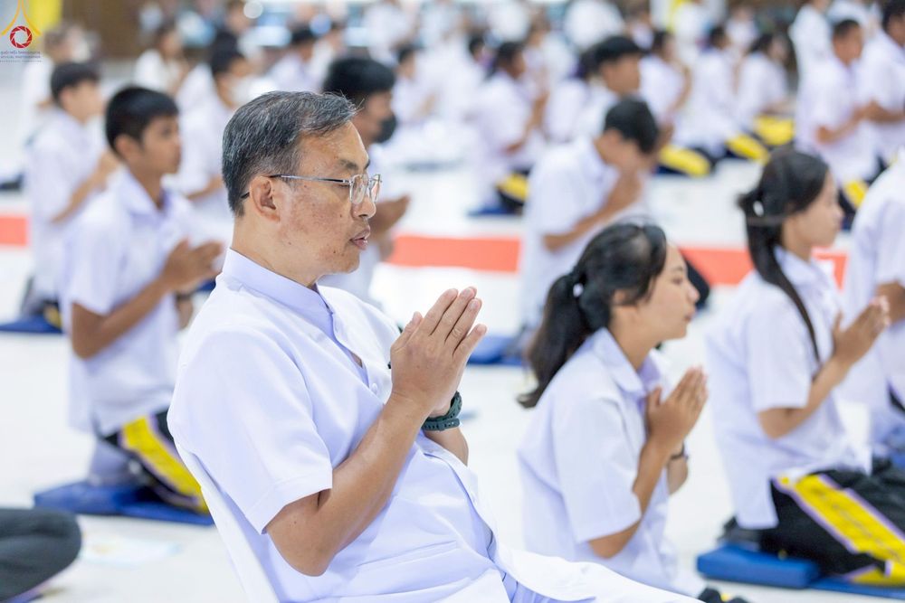 ภาพ No.249045:วันที่ 26-28 กันยายน พ.ศ. 2568 โครงการอบรม อุบาสกแก้ว อุบาสิกาแก้ว รุ่นที่ 3  ณ ศูนย์ปฏิบัติธรรมสมุทรปราการ ได้รับความเมตตาจากคณะสงฆ์ในพื้นที่  รวมถึงผู้บริหารสถานศึกษา ที่นำนักเรียนระดับมัธยมปลาย  มารับฟังข้อมูลเพื่อที่จะเป็นกำลังสำคัญ ในการเข้าร่วมขบวน