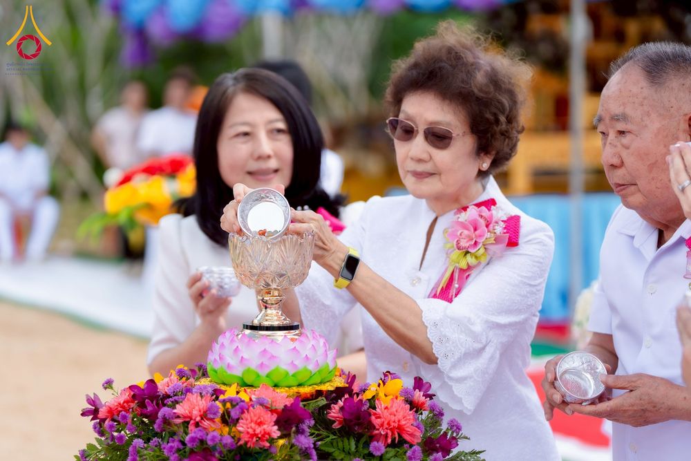 ภาพ No.255443:วันที่ 13 ตุลาคม พ.ศ. 2568 พิธีบรรจุพระบรมสารีริกธาตุ ผูกผ้า 7 สี เพื่อความเป็นสิริมงคล  และ ยกช่อฟ้า ประดิษฐานบนหลังคาอุโบสถวัดทุ่งเจริญธรรม ถวายบูชาธรรม 81 ปี หลวงพ่อธัมมชโย โดยคณะศิษยานุศิษย์ ณ วัดทุ่งเจริญธรรม อ.อมก๋อย จ.เชียงใหม่