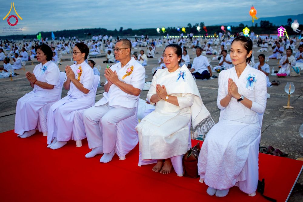 ภาพ No.266075:วันพุธที่ 5 พฤศจิกายน พ.ศ. 2568 (วันพระ ขึ้น 15 ค่ำ เดือน 12) พิธีจุดประทีปโคมลาน, โคมลอย และลอยกระทง ถวายประทีปเป็นพุทธบูชา สร้างความสว่างไสวให้กับแผ่นดินด้วยแสงธรรม ณ พุทธอุทยานนานาชาติ จังหวัดหนองคาย