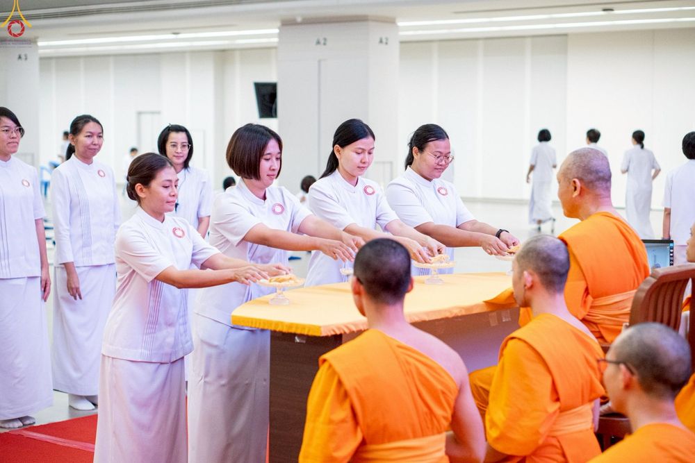 ภาพ No.246516:วันที่ 17 กันยายน พ.ศ. 2568 พิธีรับดวงแก้วนักเรียนบาลี "ดวงแก้วยกชั้นให้ลั่นจักรวาล" ณ ห้องเทวสภา วัดพระธรรมกาย