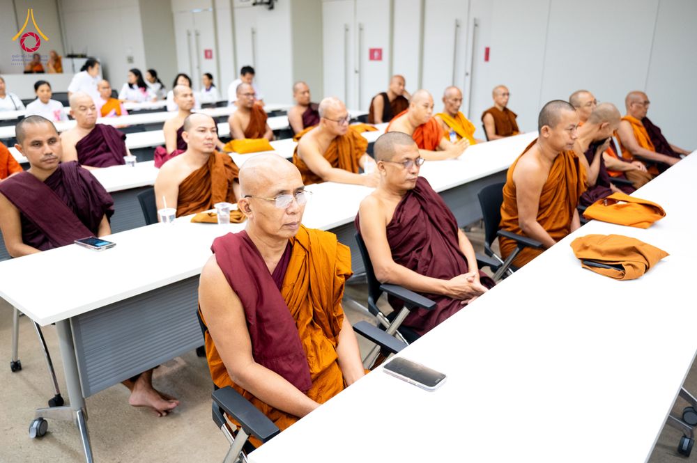 ภาพ No.325574:วันที่ 24 เมษายน พ.ศ.2569 หลวงพ่อทัตตชีโว รองเจ้าอาวาสวัดพระธรรมกาย ถวายการต้อนรับและปฏิสันถารคณะสงฆ์เมียนมาร์