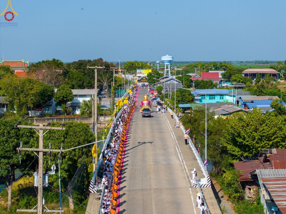 ภาพ No.193305:พิธีต้อนรับพระธรรมยาตรา ณ อนุสรณ์สถาน สถานที่เกิดในเพศสมณะ วัดสองพี่น้อง อำเภอสองพี่น้อง จังหวัดสุพรรณบุรี ในโครงการธรรมยาตรา กตัญญูบูชา มหาปูชนียาจารย์ พระมงคลเทพมุนี(สด จนฺทสโร) พระผู้ปราบมาร อนุสรณ์สถาน 7 แห่ง ปีที่ 13 วันที่ 11 มกราคม พ.ศ. 2568
