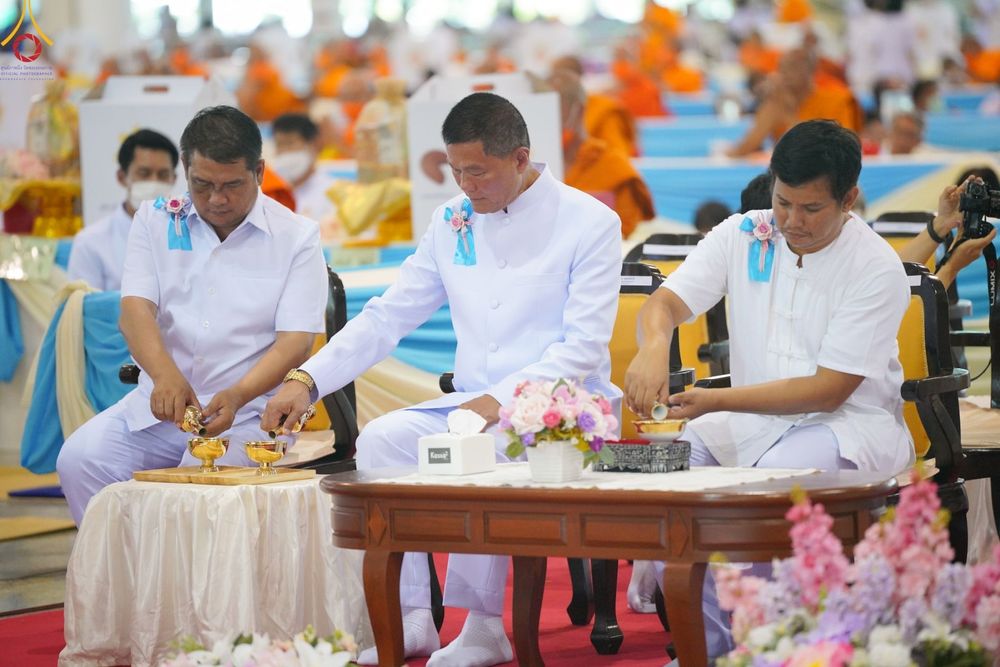 ภาพ No.85410:พิธีถวายมหาสังฆทานคณะสงฆ์ 2000 กว่าวัดทั่วประเทศปีที่ 23, พิธีถวายไทยธรรมคณะสงฆ์ 323 วัด 4 จังหวัดชายแดนภาคใต้, พิธีมอบปัจจัยช่วยเหลือครู 4 จังหวัดชายแดนภาคใต้ ณ สภาธรรมกายสากล วัดพระธรรมกาย ในวันสมาธิโลก อาทิตย์ที่ 6 สิงหาคม พ.ศ. 2566