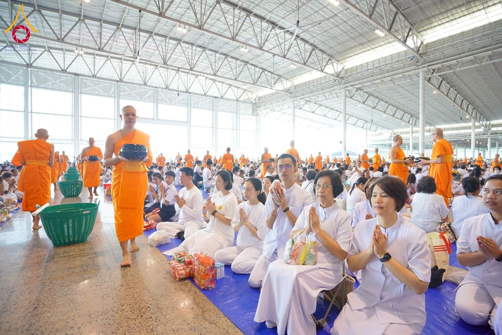 ภาพ No.256817:วันที่ 5 ตุลาคม พ.ศ. 2568 พิธีตักบาตร ข้าวสารอาหารแห้ง ณ บ้านแก้วเรือนทองคุณยายฯ สภาธรรมกายสากล วัดพระธรรมกาย