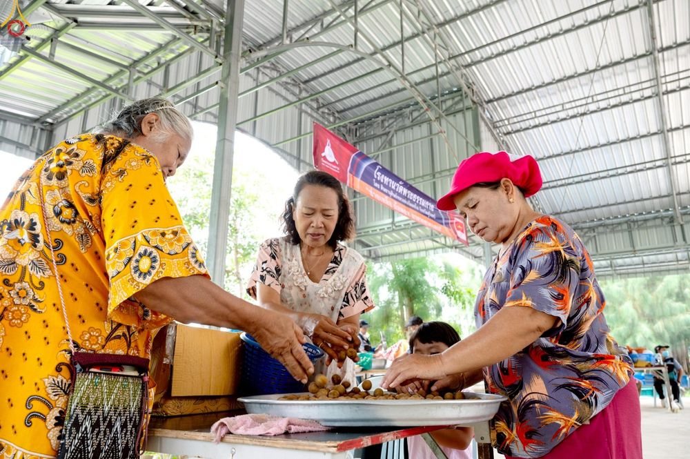 ภาพ No.235445:วันที่ 30-31 กรกฎาคม พ.ศ. 2568 วัดพระธรรมกาย มูลนิธิธรรมกาย ร่วมกับศูนย์ส่งเสริมศีลธรรมจังหวัดสุรินทร์ เปิดศูนย์พักพิงชั่วคราวเพื่อช่วยเหลือประชาชน ผู้อพยพจากเหตุปะทะกันตามแนวชายแดน ไทย-กัมพูชา ตั้งแต่วันที่ 24 กรกฎาคม พ.ศ.2568 เป็นต้นไป