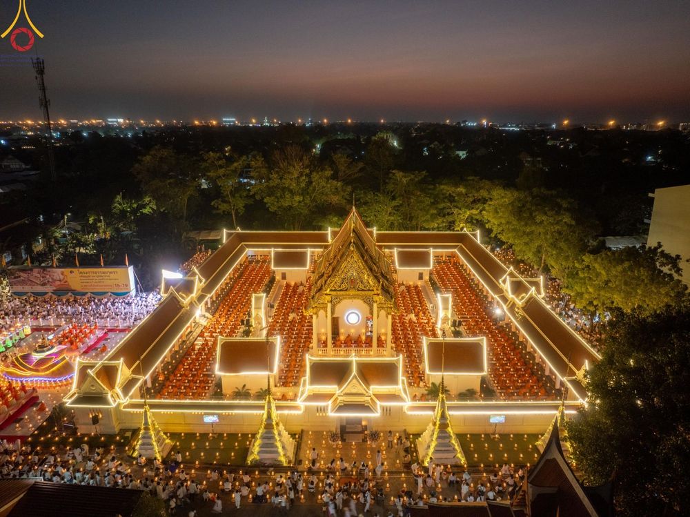 ภาพ No.197194:พิธีจุดประทีปถวายเป็นพุทธบูชา และบูชาธรรมมหาปูชนียาจารย์ ณ วัดโบสถ์(บน) ตำบลบางคูเวียง อำเภอบางกรวย จังหวัดนนทบุรี ในโครงการธรรมยาตรา กตัญญูบูชา มหาปูชนียาจารย์ พระมงคลเทพมุนี(สด จนฺทสโร) พระผู้ปราบมาร อนุสรณ์สถาน 7 แห่ง ปีที่ 13 วันที่ 18 มกราคม พ.ศ. 25