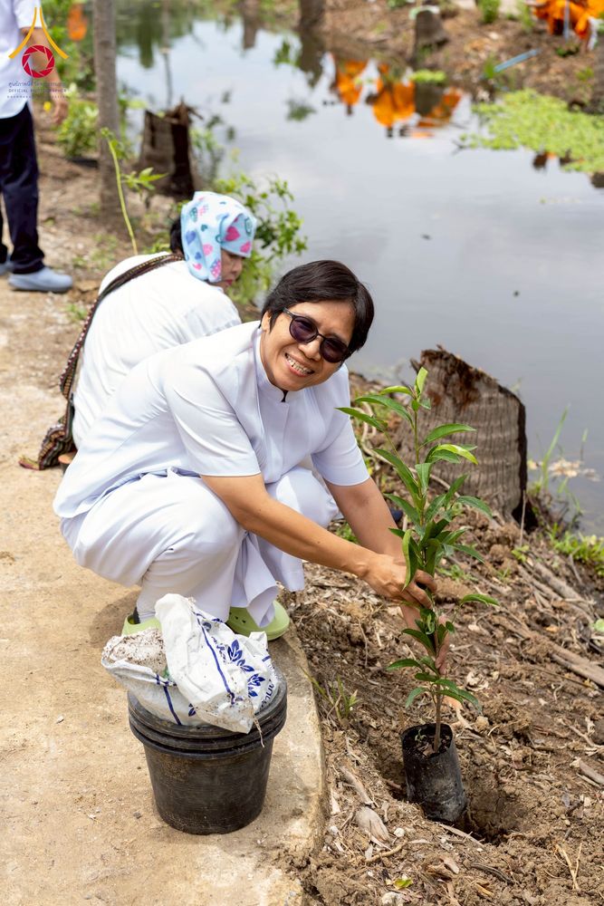 ภาพ No.238585:วันอาทิตย์ที่ 17 สิงหาคม พ.ศ. 2568 พิธีทอดผ้าป่าบำรุงศูนย์อบรมเยาวชนนครปฐม ครบรอบ 14 ปี และพิธีปลูกต้นไม้รอบสระเศรษฐี ณ ศูนย์อบรมเยาวชนนครปฐม