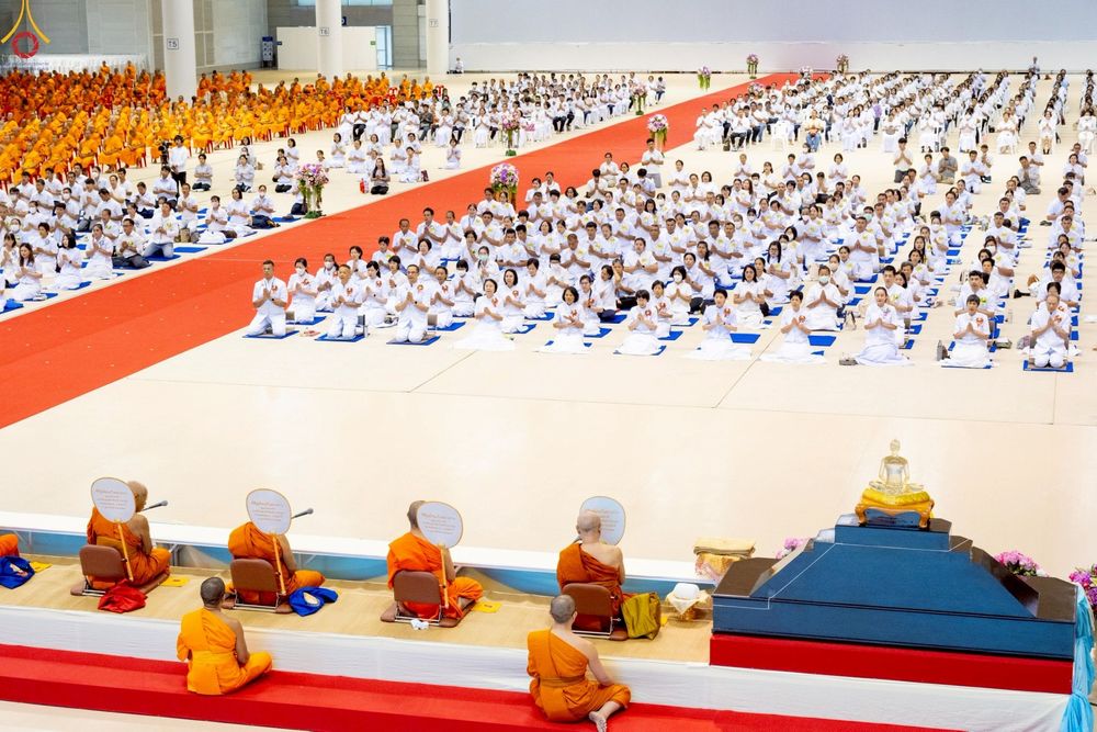ภาพ No.233815:วันเสาร์ที่ 19 กรกฎาคม พ.ศ.2568 วันมหารำลึก ครั้งที่ 35 พิธีรำลึกถึงนักสร้างบารมี , พิธีสวดพระพุทธมนต์ , พิธีทอดผ้าบังสกุลและถวายไทยธรรม วัดพระธรรมกาย