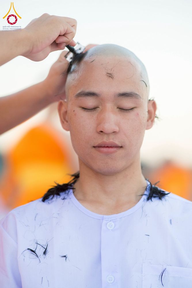 ภาพ No.274797:วันอาทิตย์ที่ 30 พฤศจิกายน พ.ศ. 2568 พิธีปลงผม โครงการอุปสมบทบูชาธรรมมหาปูชนียาจารย์ ปี 2568 ณ ลานธรรมพระมหาธรรมกายเจดีย์ ฝั่งทิศตะวันตก ระหว่างวิหารคดหมายเลข 8 และ 9 วัดพระธรรมกาย