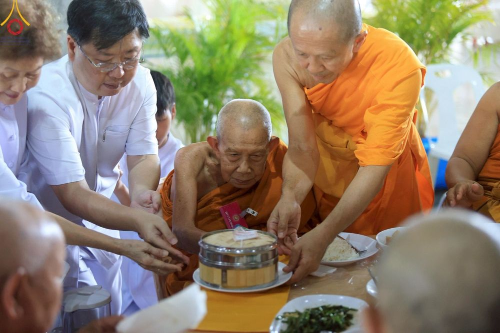 ภาพ No.219451:วันอังคารที่ 22 เมษายน พ.ศ. 2568 พิธีมอบปัจจัยช่วยเหลือครู 4 จังหวัดชายแดนภาคใต้ , พิธีกล่าวคำถวายอุปกรณ์ เพื่อเตรียมการต้อนรับคณะสงฆ์ฯ , พิธีกล่าวคำถวายภัตตาหารเป็นสังฆทาน , คณะสงฆ์ฉันภัตตาหารเพล  เนื่องในวันคุ้มครองโลก พิธีถวายมหาสังฆทานแด่คณะสงฆ์