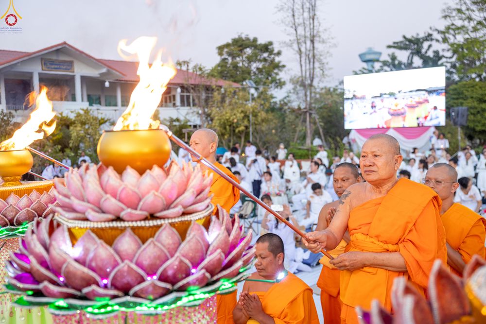 ภาพ No.294021:วันที่ 13 มกราคม พ.ศ. 2569 พิธีจุดประทีปถวายเป็นพุทธบูชา และบูชาธรรมมหาปูชนียาจารย์  (ภาพชุดที่ 2) ณ วัดสองพี่น้อง ต.ต้นตาล อ.สองพี่น้อง จ.สุพรรณบุรี ในโครงการธรรมยาตรา กตัญญูบูชา มหาปูชนียาจารย์ พระมงคลเทพมุนี(สด จนฺทสโร) พระผู้ปราบมาร อนุสรณ์สถาน 7 แห่